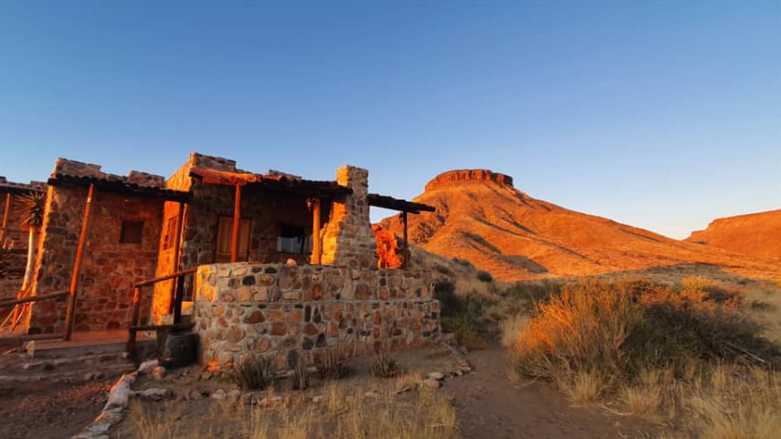 The farmhouse and private canyon at Mount Canyon Guest Farm
